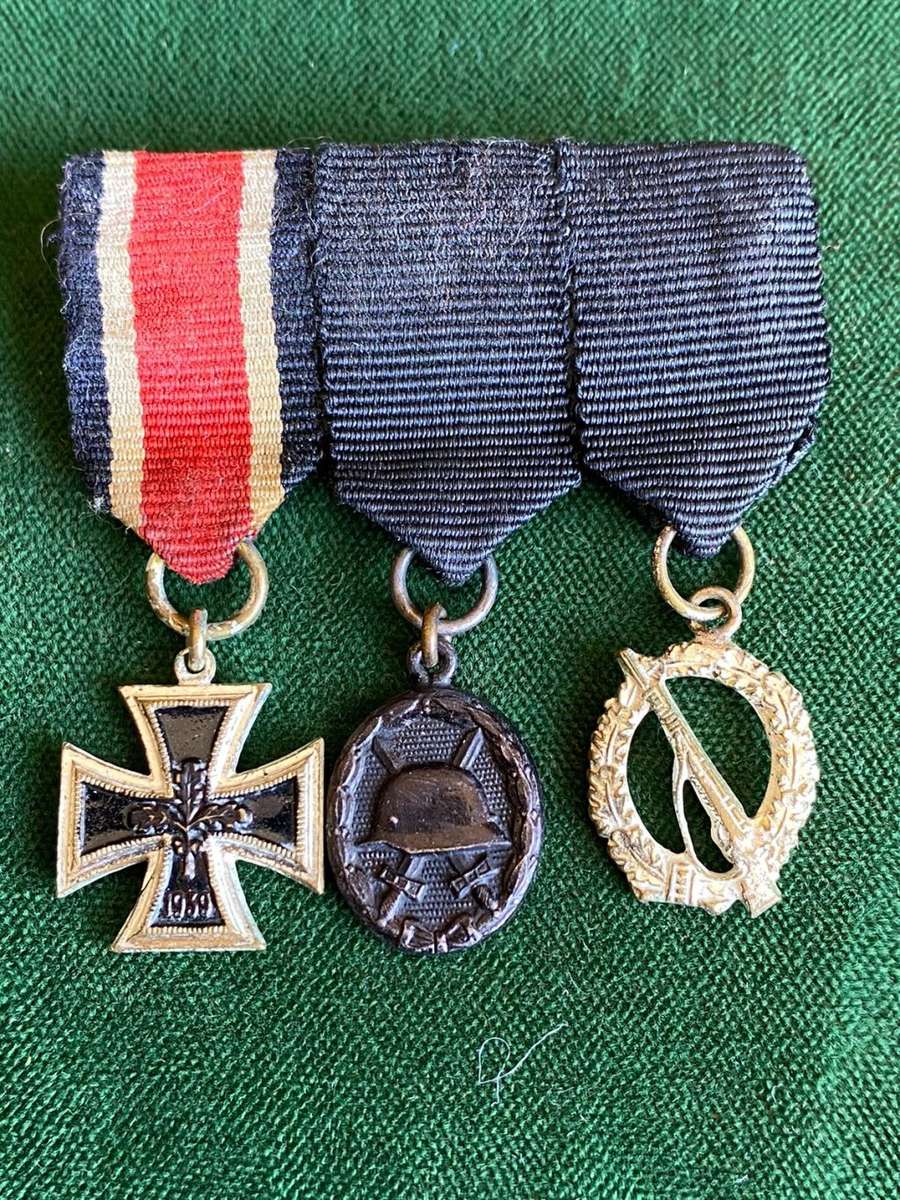 MINIATURE WW2 GERMAN MEDAL GROUPS-ORIGINAL-EK 2/WOUND BADGE AND CLOSE COMBAT