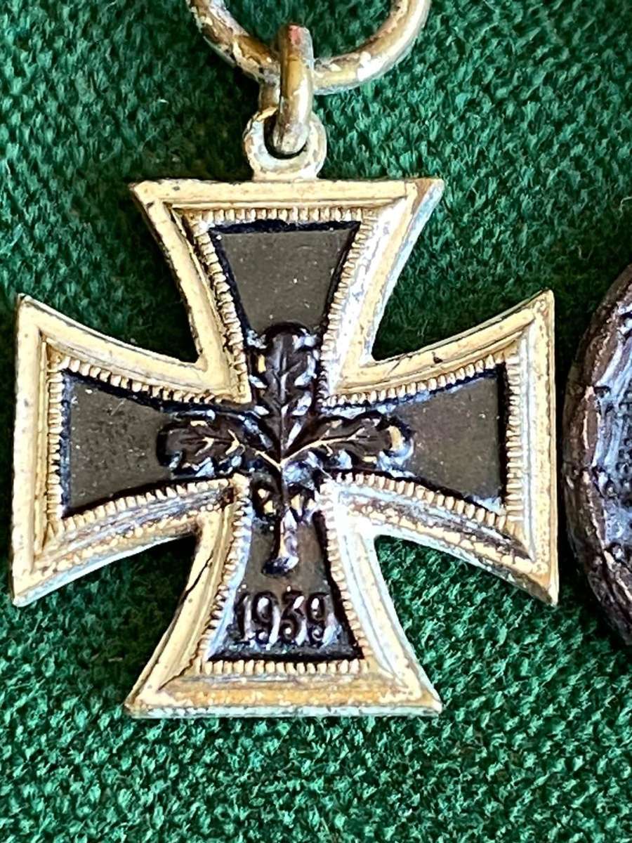 MINIATURE WW2 GERMAN MEDAL GROUPS-ORIGINAL-EK 2/WOUND BADGE AND CLOSE COMBAT