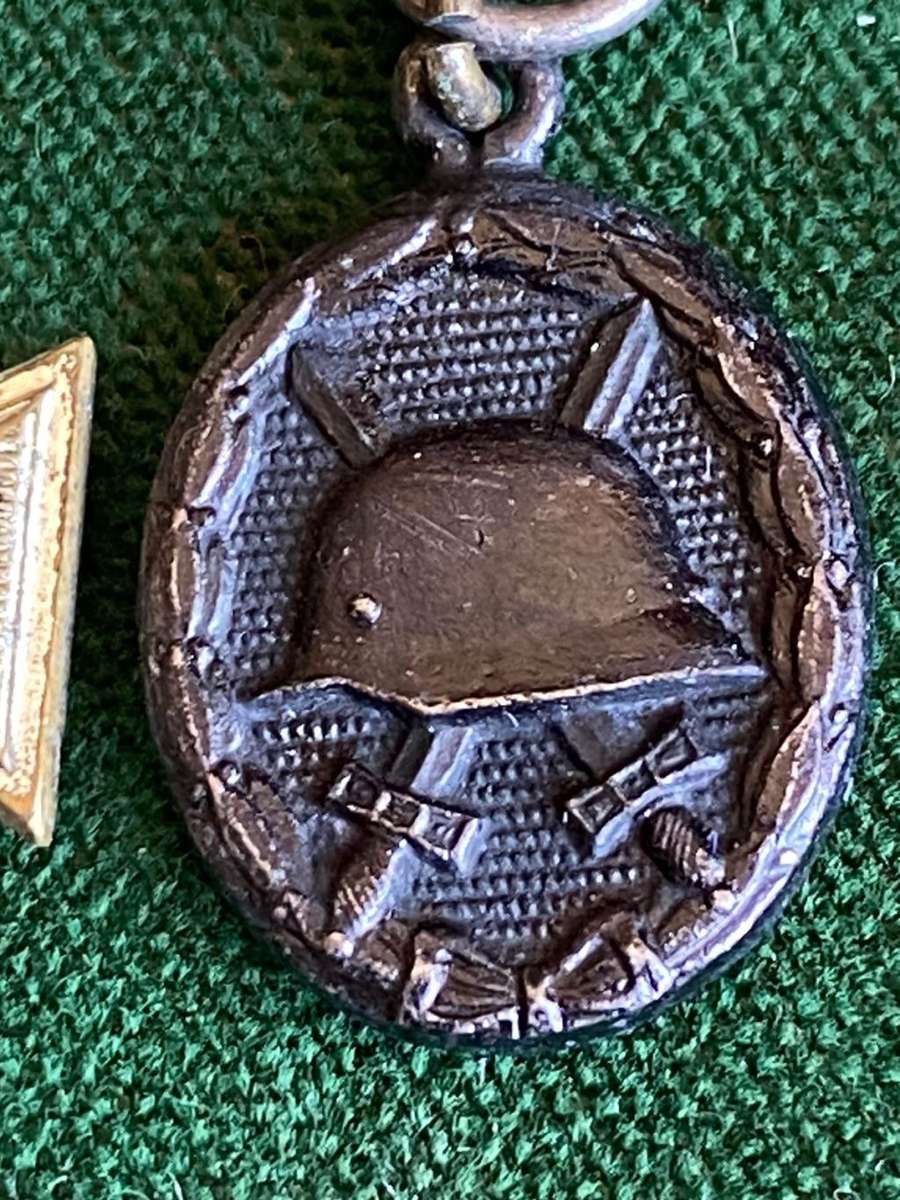 MINIATURE WW2 GERMAN MEDAL GROUPS-ORIGINAL-EK 2/WOUND BADGE AND CLOSE COMBAT