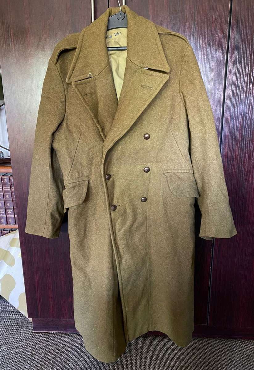GREAT COAT(AAPJAS)WITH PLASTIC BUTTONS-SIZE MEDIUM-MEASURES 54CM ARMPIT TO ARMPIT-GOOD CONDITION
