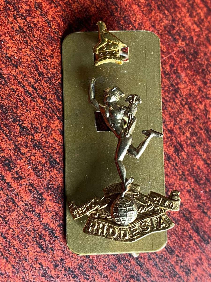 RHODESIAN CORPS OF SIGNALS,CAP BADGE,WORN 1970-80-LUGS INTACT