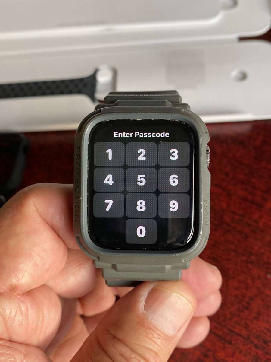 APPLE WATCH SERIOUS 6 44MM GPS-GOOD WORKING CONDITION WITH LOTS OF EXTRAS-COMES WITH ORIGINAL BOX