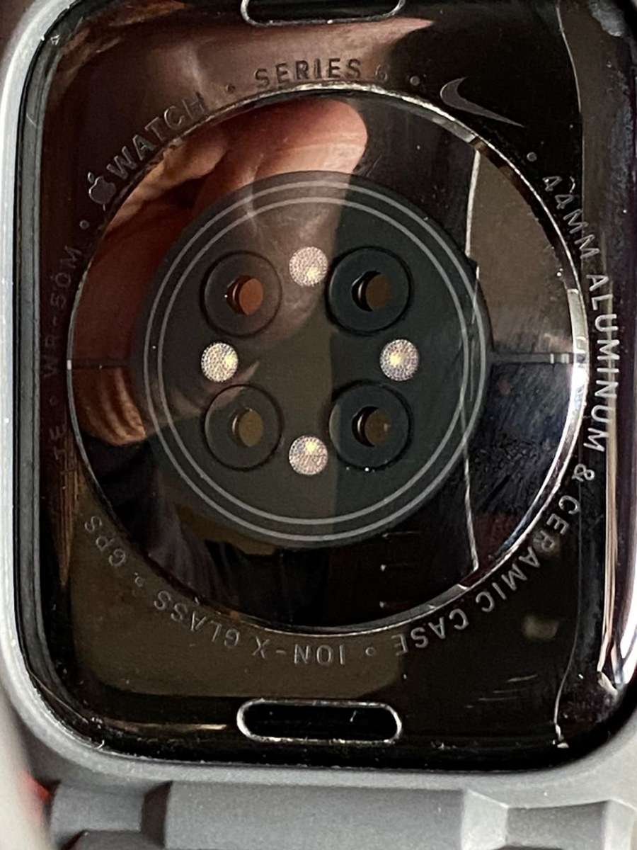 APPLE WATCH SERIOUS 6 44MM GPS-GOOD WORKING CONDITION WITH LOTS OF EXTRAS-COMES WITH ORIGINAL BOX