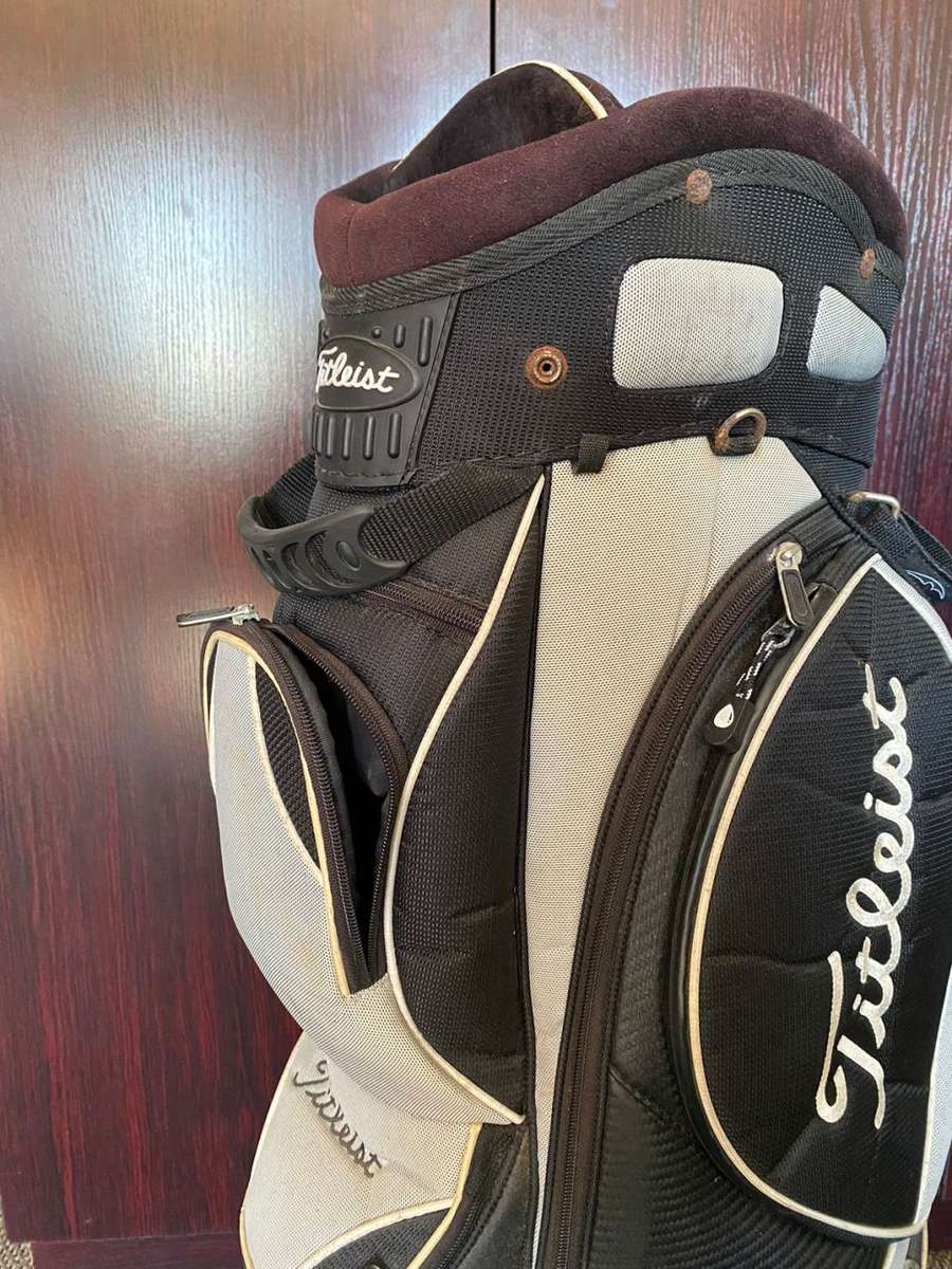 TITLEIST GOLF BAG,two zips damaged