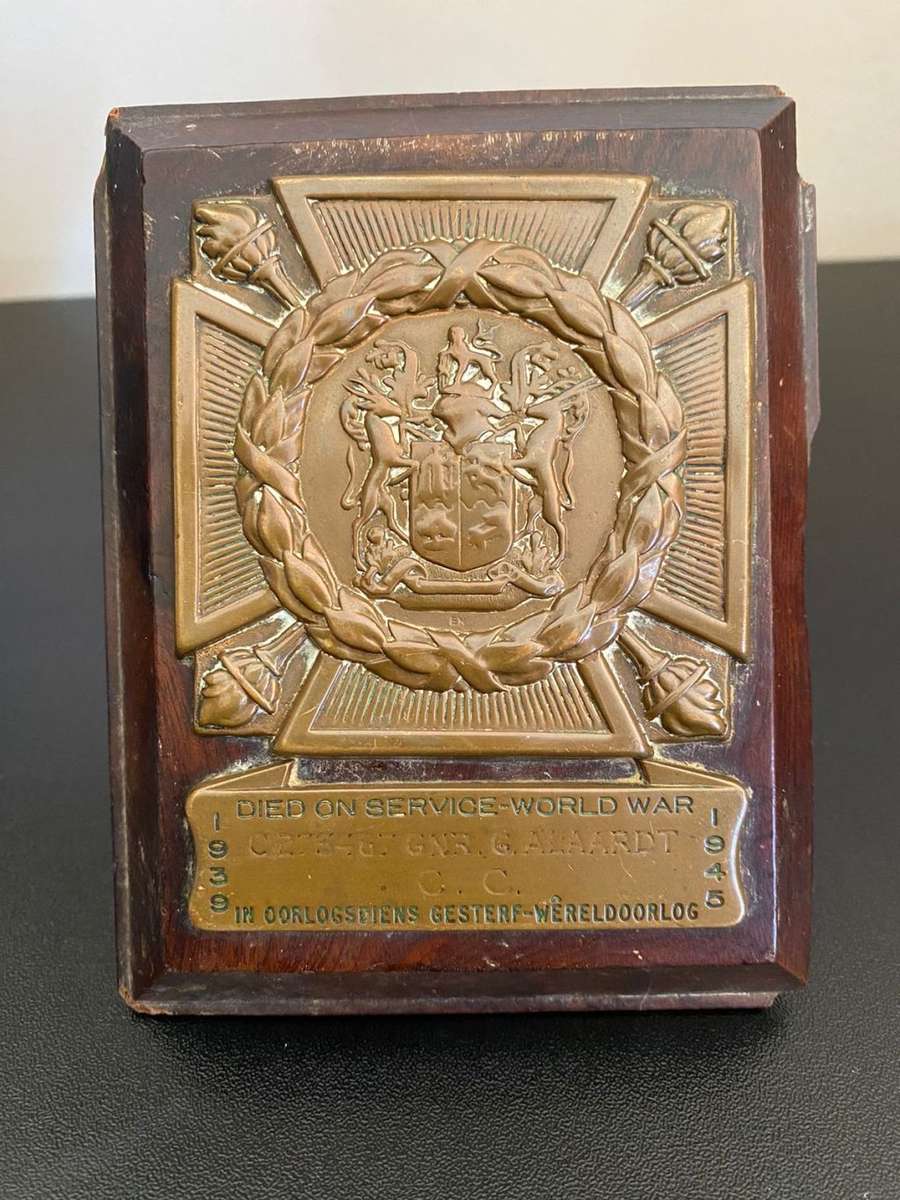 SA WW2 DEATH PLAQUE TO C273467 GNR G. ALAARDT C.C