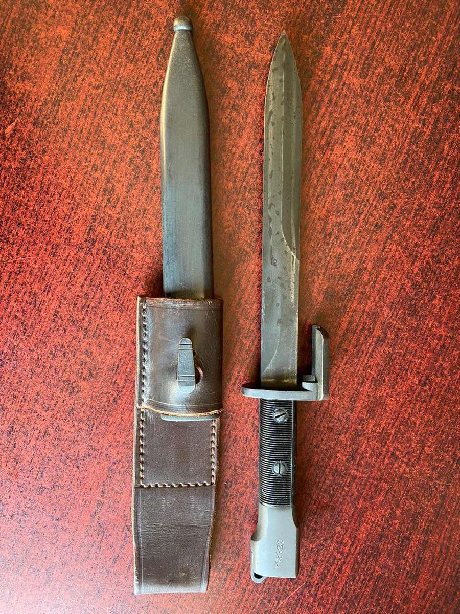 PLASTIC GRIPPED FN FAL TYPE A (1953) BAYONET WITH METAL SCABBARD AND LEATHER FROG IN NEAR MINT CONDI