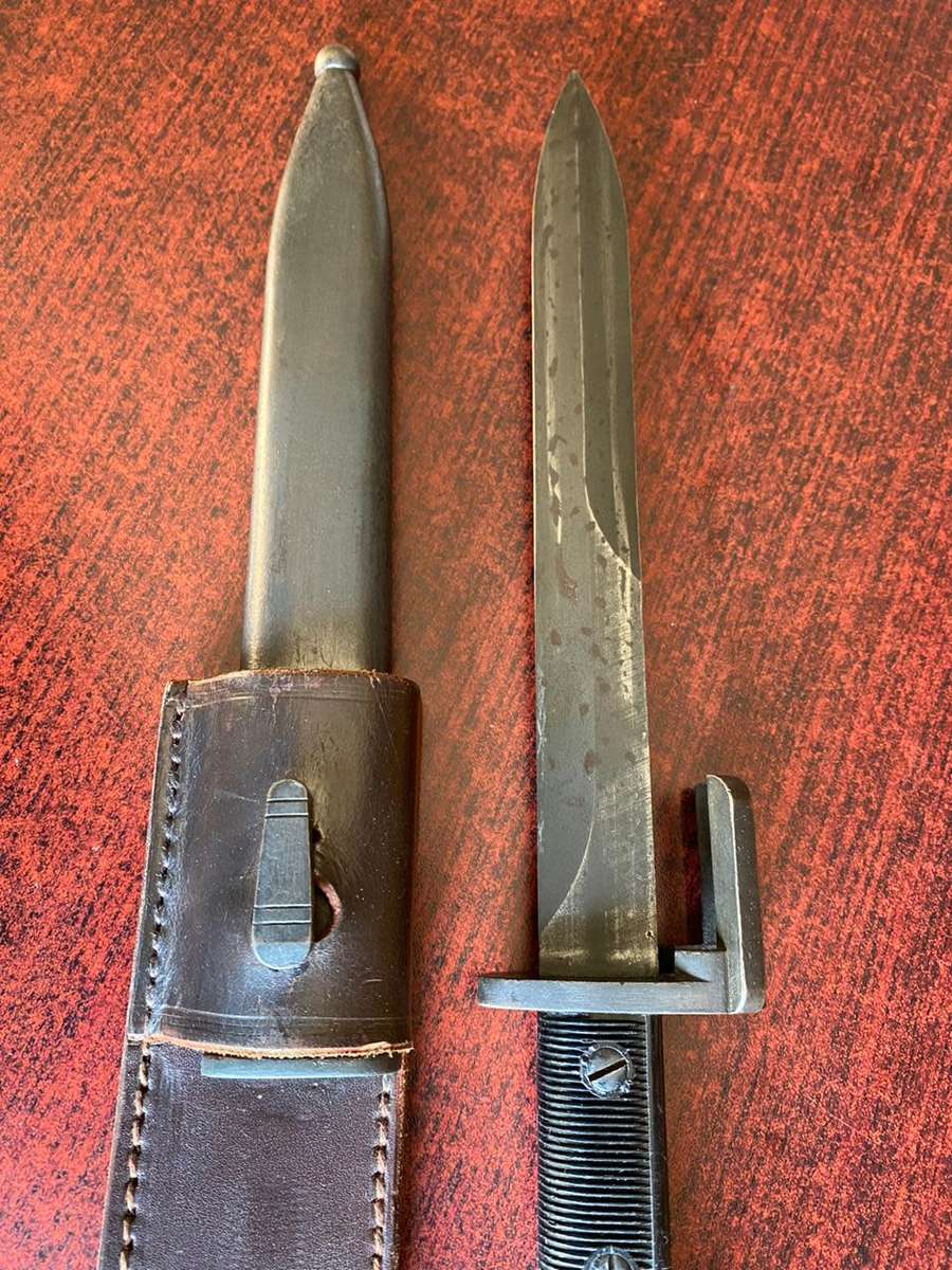 PLASTIC GRIPPED FN FAL TYPE A (1953) BAYONET WITH METAL SCABBARD AND LEATHER FROG IN NEAR MINT CONDI