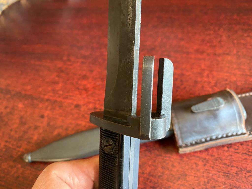 PLASTIC GRIPPED FN FAL TYPE A (1953) BAYONET WITH METAL SCABBARD AND LEATHER FROG IN NEAR MINT CONDI