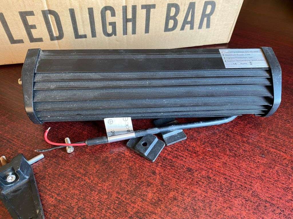 LED LIGHT BAR 33CM ORIGINAL PACKAGING-ONE BRACKET ONLY