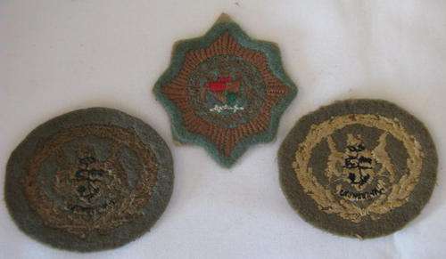 KOEVOET WARRANT OFFICERS RANK BADGE PAIR (EARLIER TYPE) AND EMBROIDERED FIELD DRESS CAP BADGE SCARCE