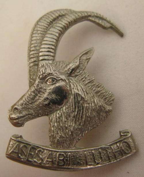 RHODESIA ARMOURED CAR REGT. WHITE METAL CAP BADGE 1973-80.  2 LUGS