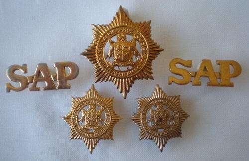 SA POLICE BRASS VOIDED CAP BADGE WORN 1957-1994 WITH COLLARS &TITLES-PINS INTACT