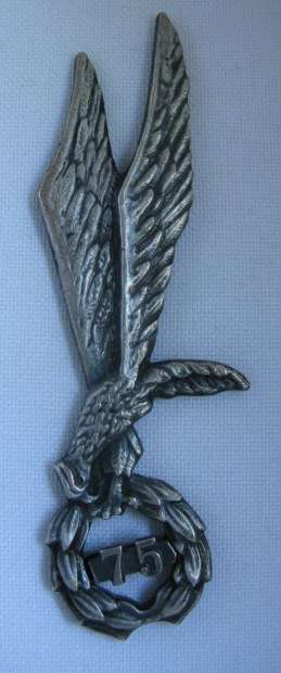 POLISH ARMY PARACHUTE WINGS POST 1969-DARK FINISHED SILVER METAL 75 INDICATING DESCENTS MADE