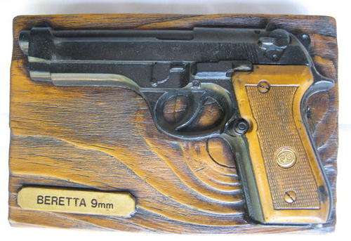 LIFE SIZE WALL MOUNT OF THE 9MM PIETRO BERETA-MADE FROM RESIN-MEASURES 23X15CM