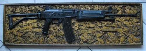 LIFE SIZE WALL MOUNT OF THE R4 RIFLE-MEASURES 104X32CM