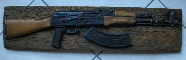 LIFE SIZE AK 47 WALL MOUNTING MADE FROM RESIN-MEASURES 93X22CM-SOME DAMAGE ON FRONT PART OF THE BARR