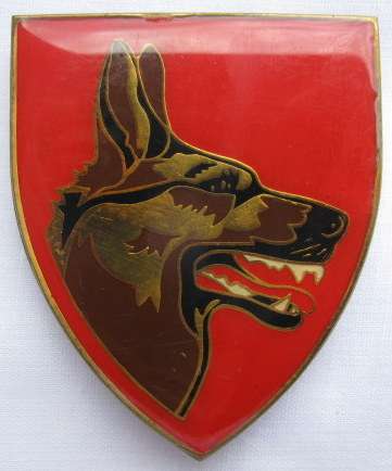 SHOULDER FLASH - SADF DOG CENTRE - GOLD TYPE - 2ND ISSUE - 3 PINS - ORIGINAL