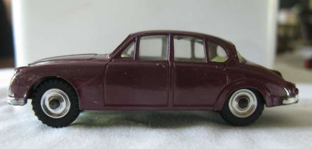 DINKY TOYS NO 195 JAGUAR 3.4 LITRE SALOON WITH WINDOWS, SEATS, FOUR WHEEL SUSPENSION AND STEERING WH