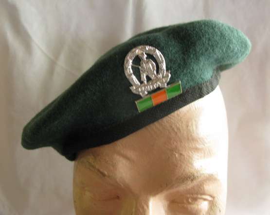 COMMANDO BERET WITH CHROMED CAP BADGE WORN POST 1976 - GOOD CONDITION