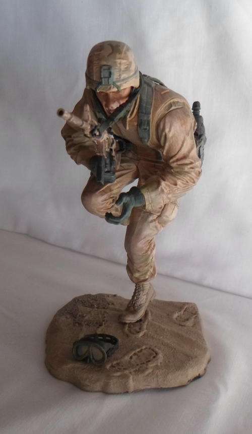 MC FARLANE'S YEAR 2005 MILITARY ACTION FIGURE - LIMITED EDITION - 1ST SERIES ARMY DESERT INFANTRY DE