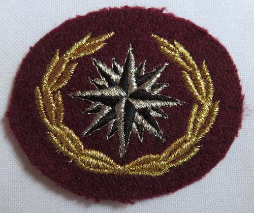 RECCE REGT.-FIFTH ISSUE 1989 BERET BADGE-BRIGHT GOLD LUREX WREATH,SILVER & BLACK THREAD COMPASS ROSE