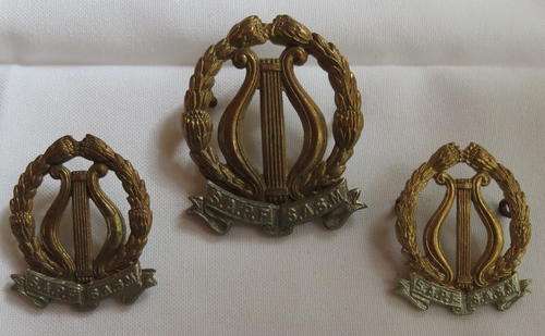 SOUTH AFRICAN ARMY BAND BI-METAL CAP & COLLARS WORN FROM 1934-LUGS + PINS INTACT