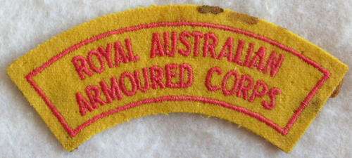 ROYAL AUSTRALIAN ARMOURED CORPS CLOTH SHOULDER TITLE.