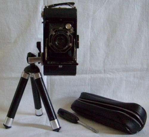 A271 - KODAK JUNIOR SIX 20 SERIES II CAMERA + ORIGINAL TRIPOD.