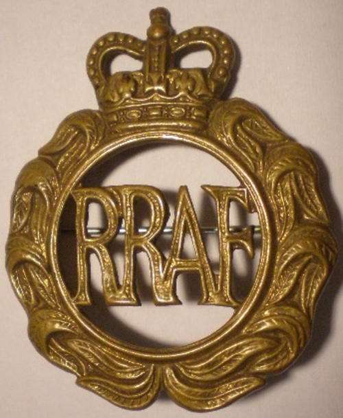 NO. A929)  RHODESIAN AIR FORCE CAP BADGE WORN 1956-1965 IN BRASS.
