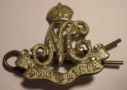 NO. A1400)  NATAL CARBINEERS SMASHER HAT BADGE - WHITE METAL WORN 1903-1935 - 2 STUDS.