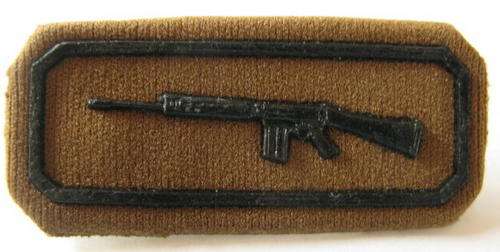 NO. 2053)  MARKSMAN QUALIFICATION BADGE.  RUBBERISED BLACK ON NUTRIA - PINNED ON.