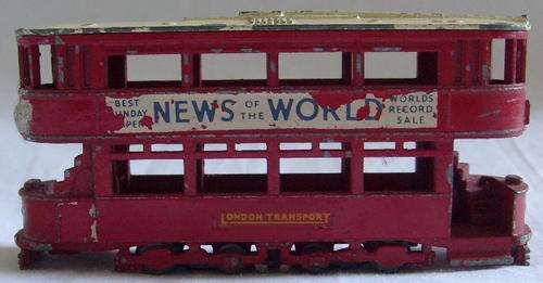 (2282) MODELS OF YESTERYEAR 1/3-1 1957 TRAM - CREAM ROOF - RED BODY - NEWS OF THE WORLD.