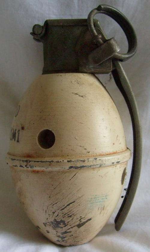 (3695) S.A.D.F M26 R1M1 HAND GRENADE - TOTALLY INNERT.