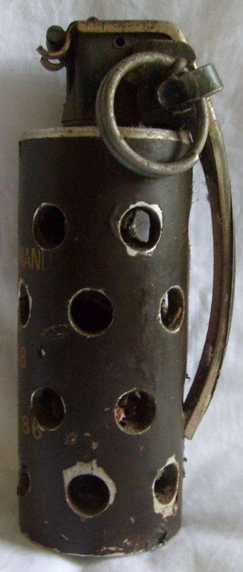 (3696) S.A.D.F STUN HAND GRENADE M1A1 - SR801B - TOTALLY INNERT.