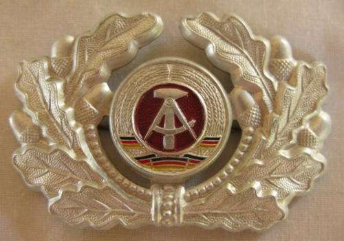 NO. 4431)  GERMAN DDR CAP BADGE - POST WW2 ORIGINAL.