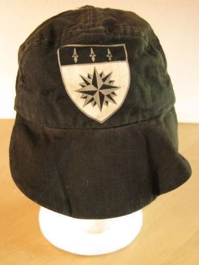 NO. 5670)  1 RECCE BASEBALL CAP - ORIGINAL PERIOD ITEM.  WELL WORN SUNCOVER DAMAGED.