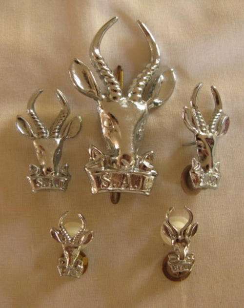 NO. 5689)  S.A. INAFNTRY BERET + 2 COLLARS + 2 MESS DRESS BADGES IN CHROMED METAL ALL WITH 2 STUDS.