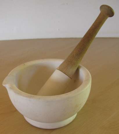 WEDGEWOOD PESTLE & MORTAR - MADE IN ENGLAND NO.4 WITH DIAMETER FOR BOWL AT THE TOP 140MM