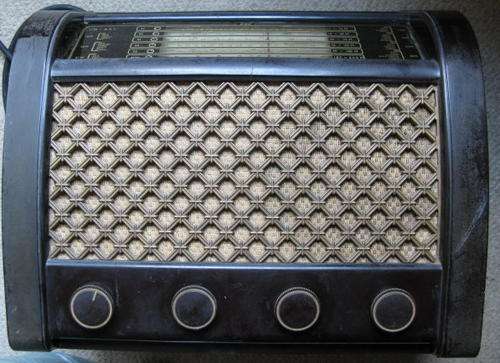 RADIO / G.E.C. BAKELITE RADIO / WORKING CONDITION.  PLUG CABLE NEEDS ATTENTION.