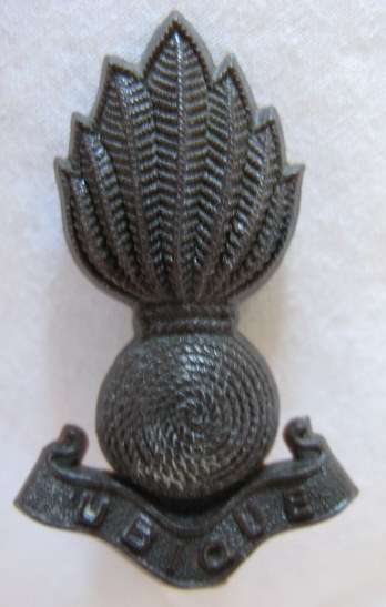 ROYAL ARTILLERY WW2 PLASTIC COLLAR BADGE - LUGS INTACT