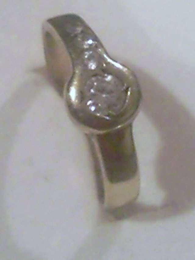 BEAUTIFULL 100 % SOLID 9CT LADIES RING - NO RESERVE!