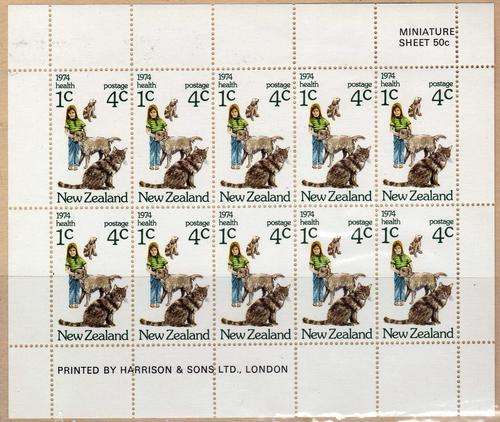 NEW ZEALAND 1974 "HEALTH" MINI SHEET U.M.M. SG MS 1057. CAT 17 POUNDS.