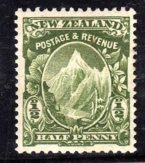 NEW ZEALAND 1902 DEFIN 1/2d GREEN PERF 14 MOUNTED MINT. SG 302. CAT 10 POUNDS.