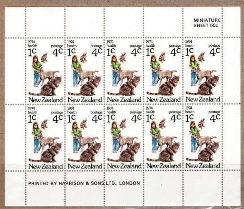 NEW ZEALAND 1974 "HEALTH" MINI SHEET U.M.M. SG MS 1057. CAT 17 POUNDS.