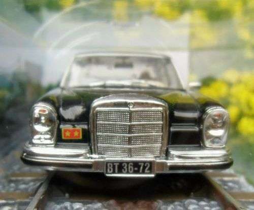 Mercedes Benz 250 SE die cast model
