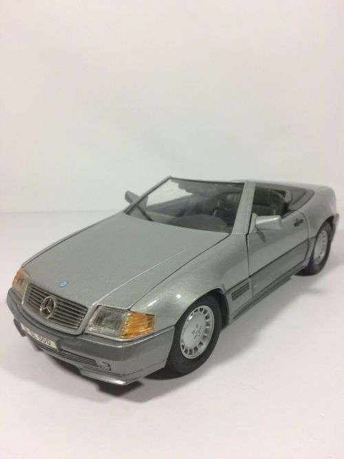 1989 Mercedes Benz 500SL 1/18 Die Cast Model.