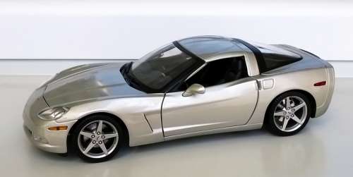 2005 Chevrolet Corvette Coupe BOXED 1/18 die cast model