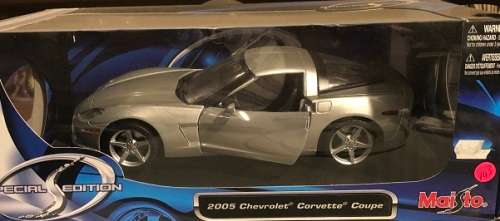 2005 Chevrolet Corvette Coupe BOXED 1/18 die cast model