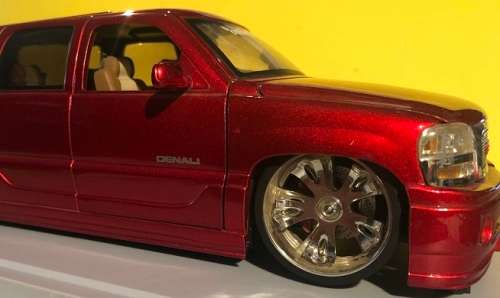 JADA 1/18 BOXED GMC Yukon Denau die cast model