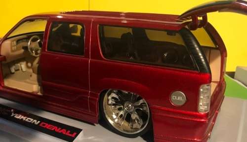 JADA 1/18 BOXED GMC Yukon Denau die cast model